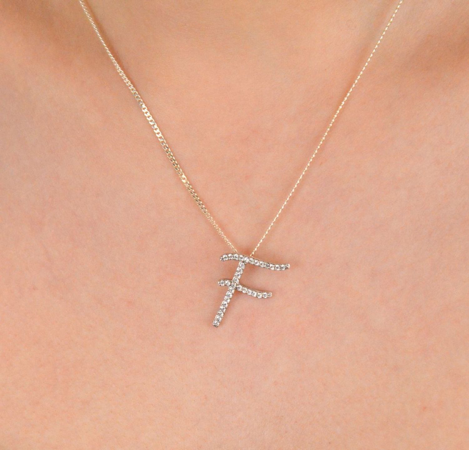 Zawieszka srebrna próba 925, literka F zdobiona cyrkoniami DIA-ZAW-0802-925 Stylowa zawieszka wykonana ze srebra najwyższej jakości (próba 925), przedstawiająca literkę F ozdobioną 1.jpg