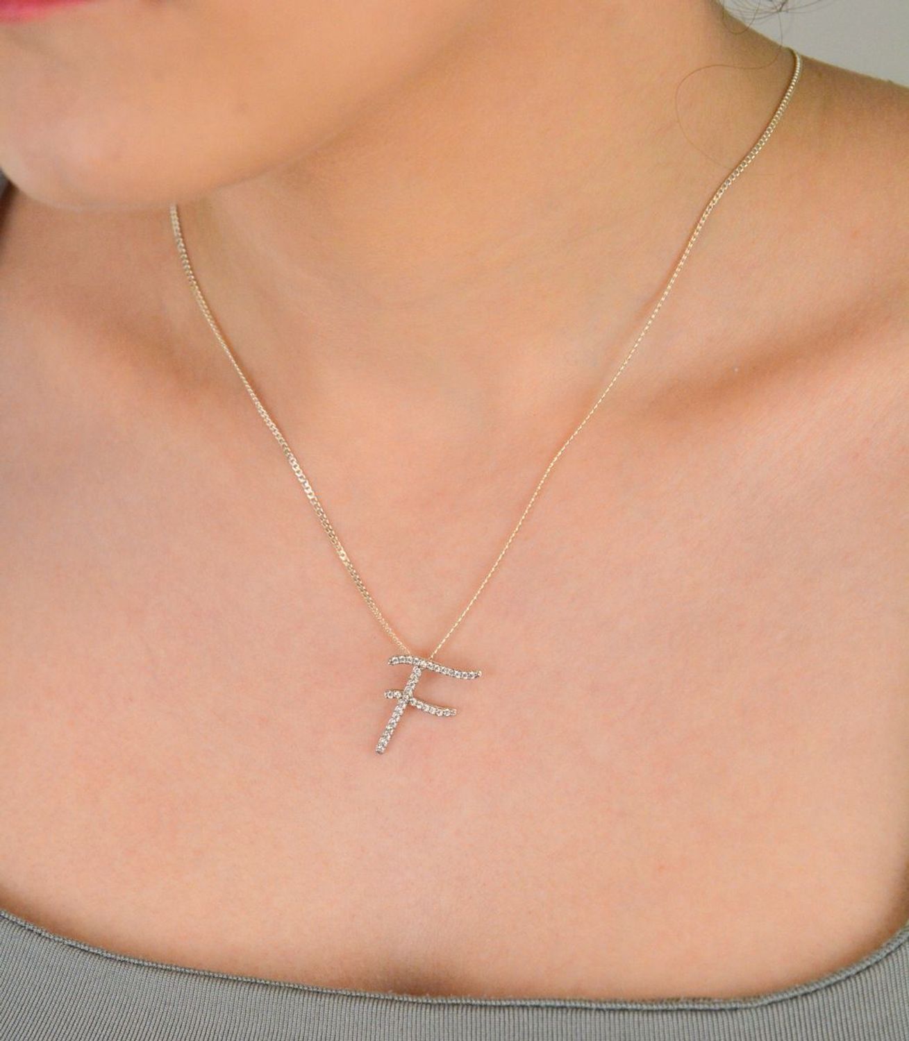 Zawieszka srebrna próba 925, literka F zdobiona cyrkoniami DIA-ZAW-0802-925 Stylowa zawieszka wykonana ze srebra najwyższej jakości (próba 925), przedstawiająca literkę F ozdobioną 1.jpg