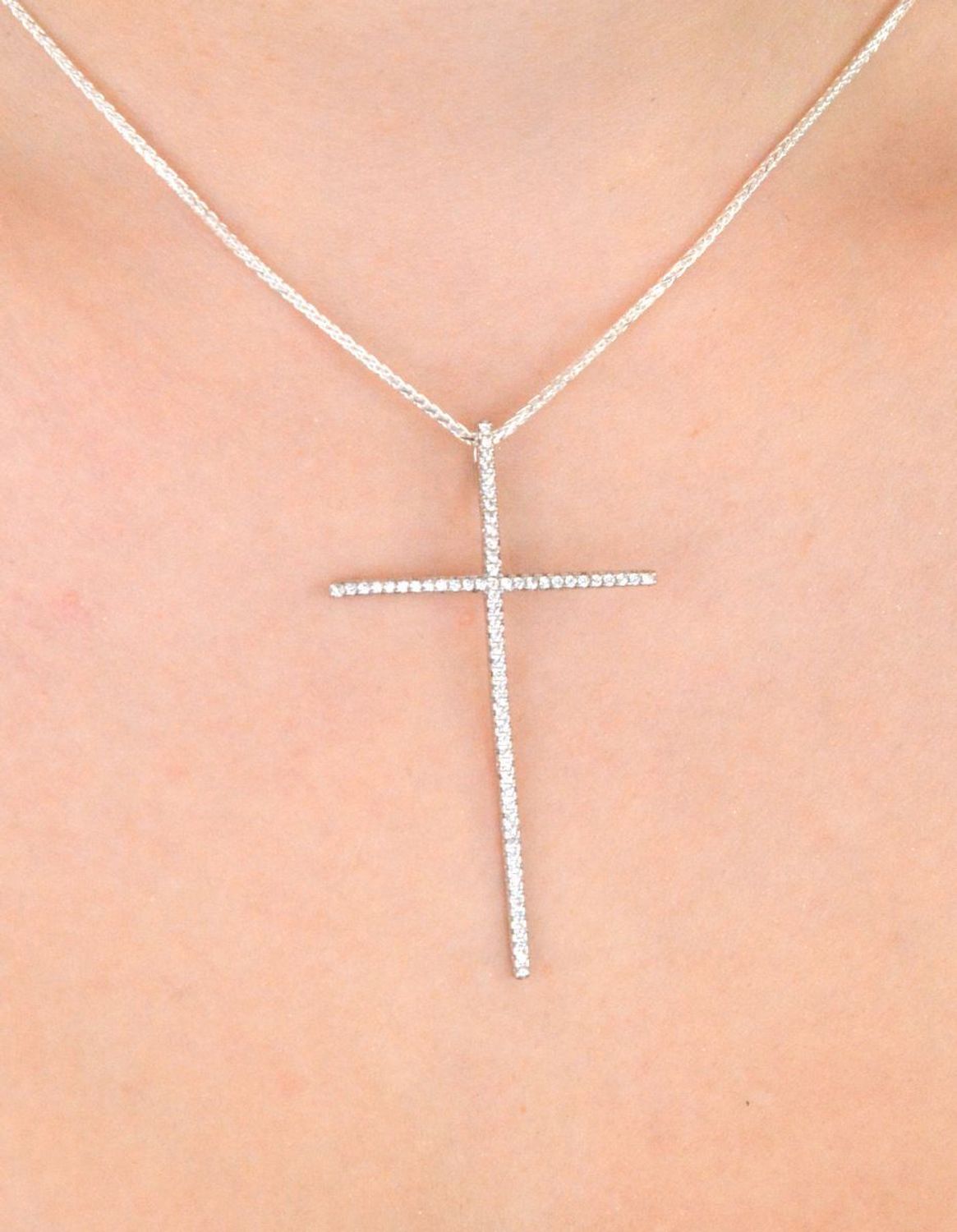 Elegancka zawieszka w kształcie krzyża ze srebra 925, zdobiona białymi cyrkoniami. Długość 5,5 cm, waga 2,70 g. Idealna na prezent z duchowym znaczeniem.1.jpg