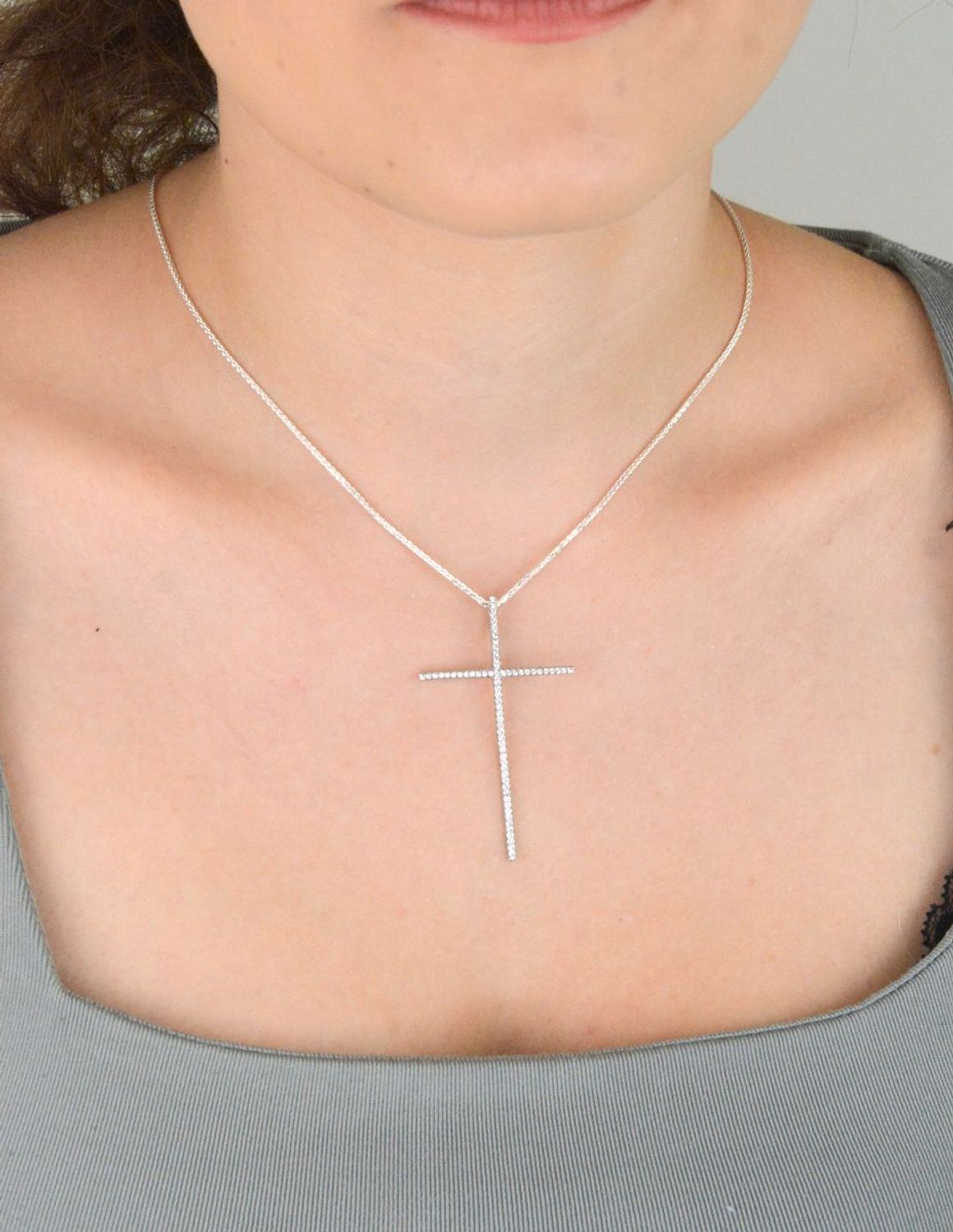 Elegancka zawieszka w kształcie krzyża ze srebra 925, zdobiona białymi cyrkoniami. Długość 5,5 cm, waga 2,70 g. Idealna na prezent z duchowym znaczeniem.1.jpg