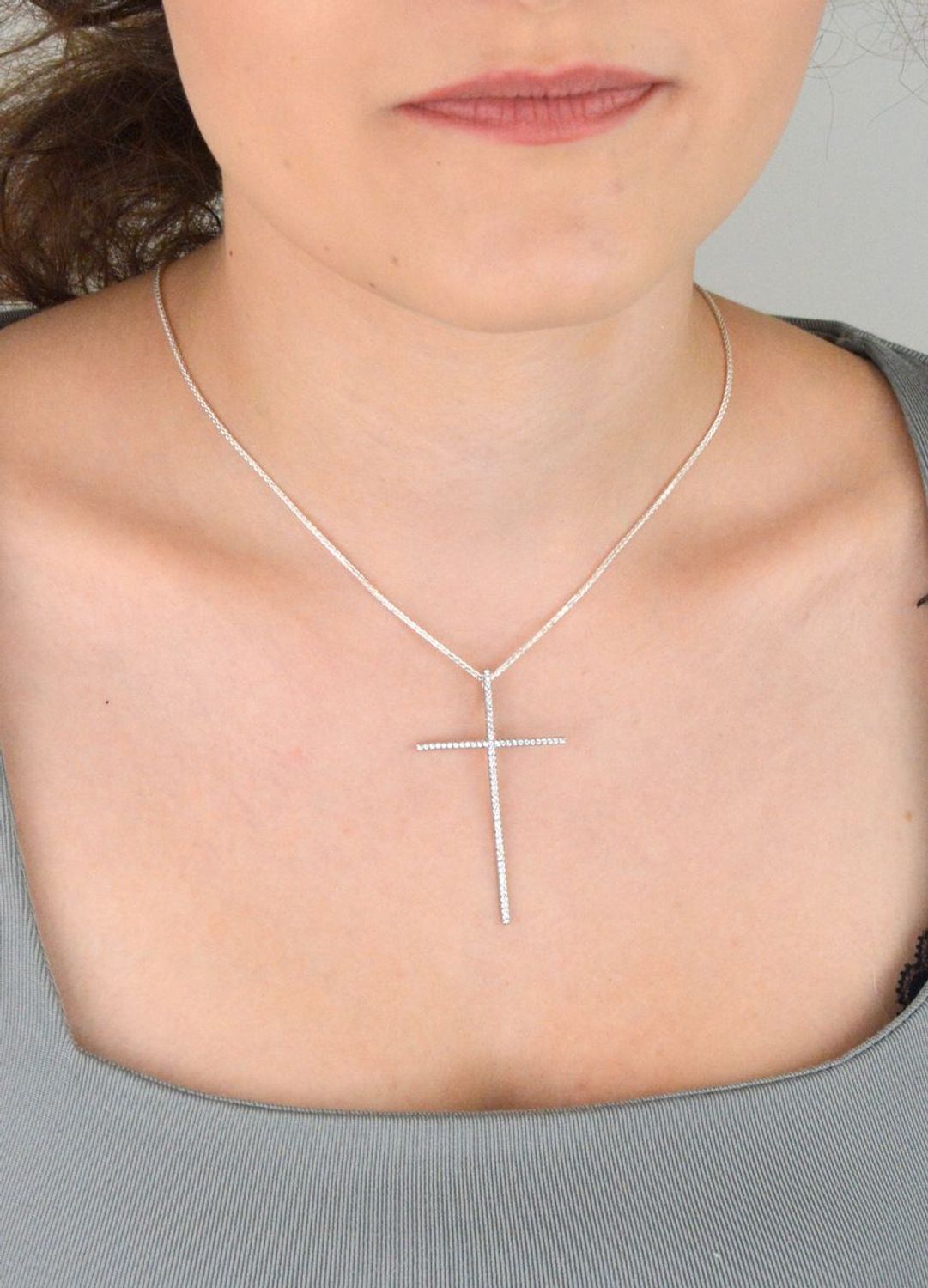 Elegancka zawieszka w kształcie krzyża ze srebra 925, zdobiona białymi cyrkoniami. Długość 5,5 cm, waga 2,70 g. Idealna na prezent z duchowym znaczeniem.1.jpg