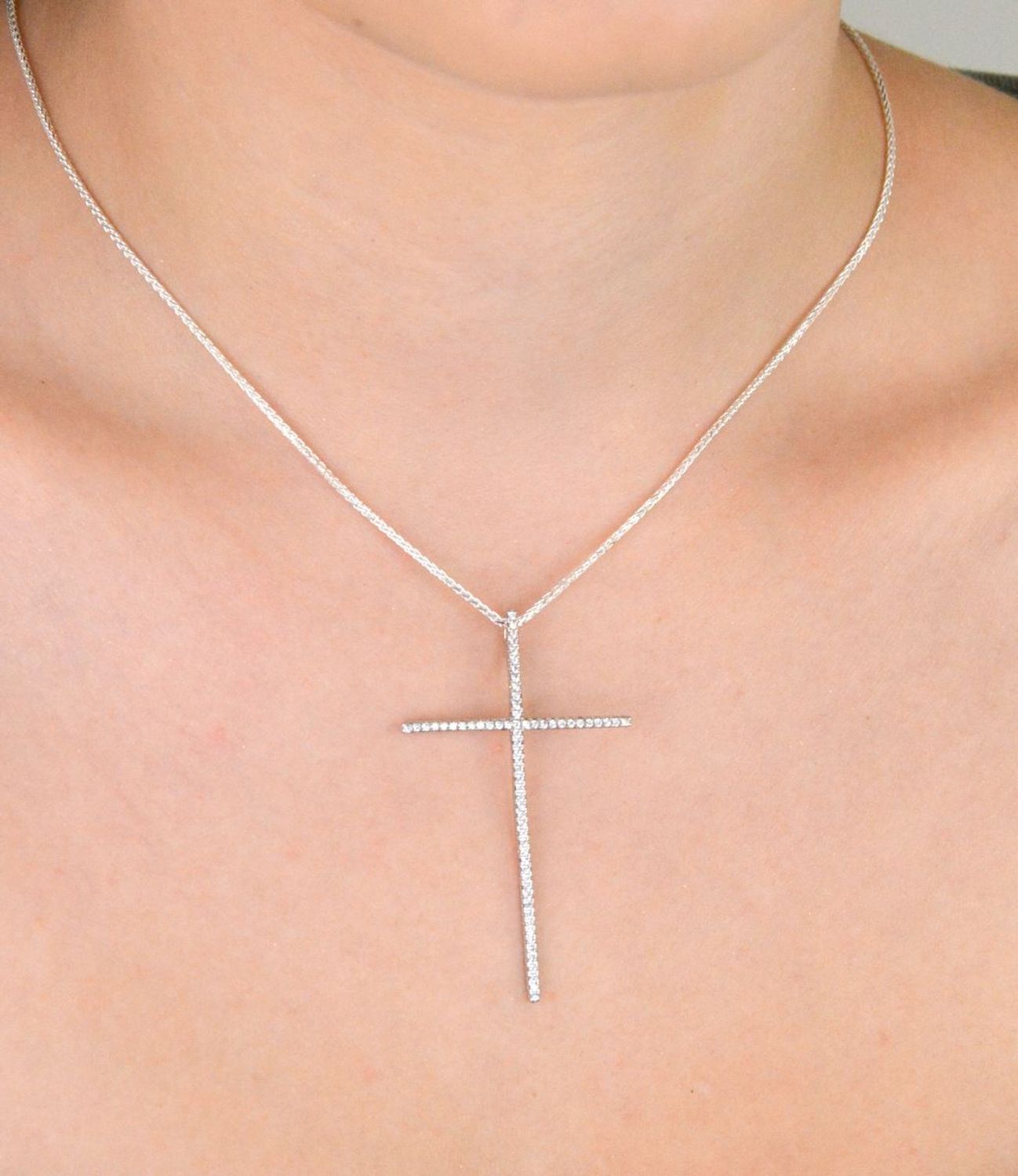 Elegancka zawieszka w kształcie krzyża ze srebra 925, zdobiona białymi cyrkoniami. Długość 5,5 cm, waga 2,70 g. Idealna na prezent z duchowym znaczeniem.1.jpg