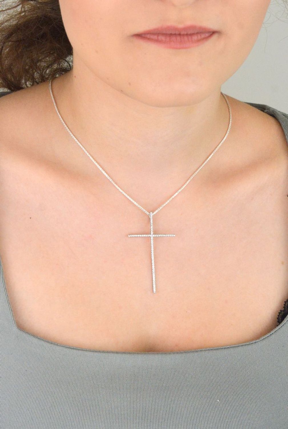 Elegancka zawieszka w kształcie krzyża ze srebra 925, zdobiona białymi cyrkoniami. Długość 5,5 cm, waga 2,70 g. Idealna na prezent z duchowym znaczeniem.1.jpg