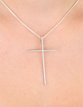Elegancka zawieszka w kształcie krzyża ze srebra 925, zdobiona białymi cyrkoniami. Długość 5,5 cm, waga 2,70 g. Idealna na prezent z duchowym znaczeniem (1).JPG