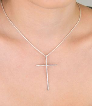 Elegancka zawieszka w kształcie krzyża ze srebra 925, zdobiona białymi cyrkoniami. Długość 5,5 cm, waga 2,70 g. Idealna na prezent z duchowym znaczeniem (4).JPG