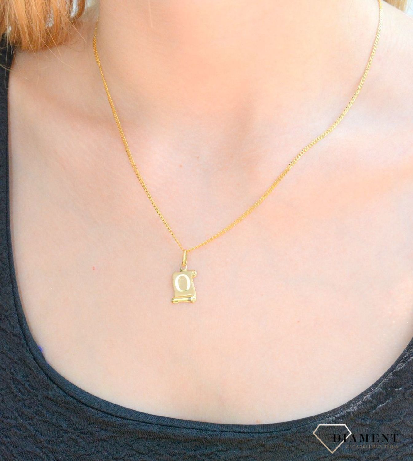 Złota zawieszka literka O na papirusie DIA-ZAW-0856-585. Wisiorek został wykonany z najwyższej jakości złota próby 585  na papirusie. Zawieszka złota literka. Złota literka O. Złoty wisiorek 585. Literka O do łańcuszka. Zawies.jpg
