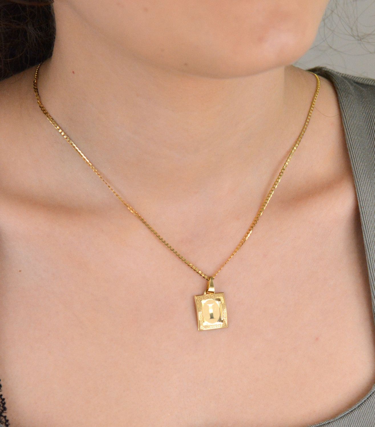 Złota zawieszka 585 literka I na papirusie DIA-ZAW-0861-585 Wisiorek został wykonany z najwyższej jakości złota próby 585 na papirusie. Złoto to jeden z najpopularniejszych kruszców, cenione 1.jpg