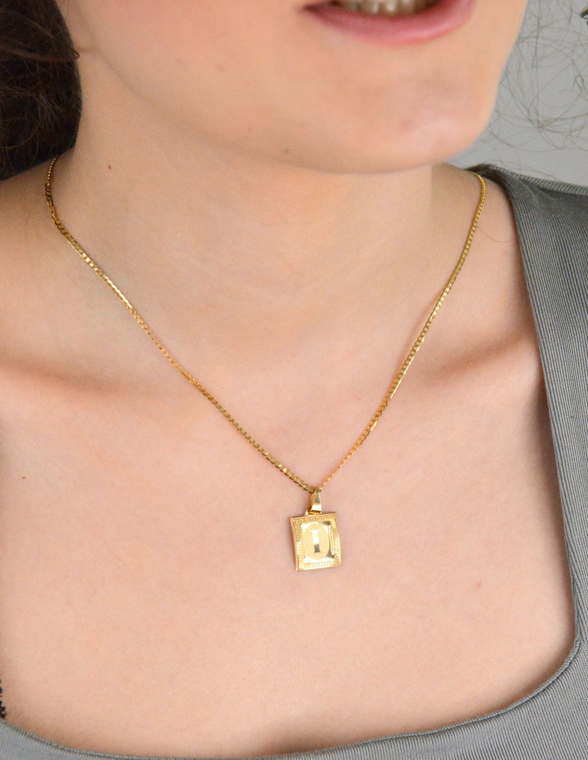 Złota zawieszka 585 literka I na papirusie DIA-ZAW-0861-585 Wisiorek został wykonany z najwyższej jakości złota próby 585 na papirusie. Złoto to jeden z najpopularniejszych kruszców, cenione 1.jpg