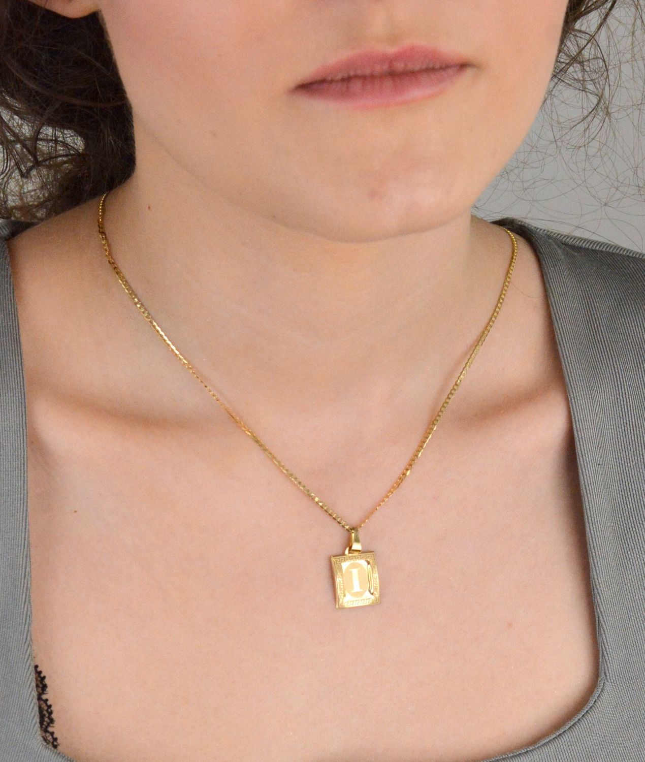 Złota zawieszka 585 literka I na papirusie DIA-ZAW-0861-585 Wisiorek został wykonany z najwyższej jakości złota próby 585 na papirusie. Złoto to jeden z najpopularniejszych kruszców, cenione 1.jpg