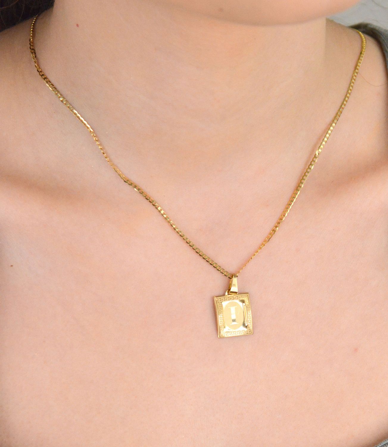 Złota zawieszka 585 literka I na papirusie DIA-ZAW-0861-585 Wisiorek został wykonany z najwyższej jakości złota próby 585 na papirusie. Złoto to jeden z najpopularniejszych kruszców, cenione 1.jpg