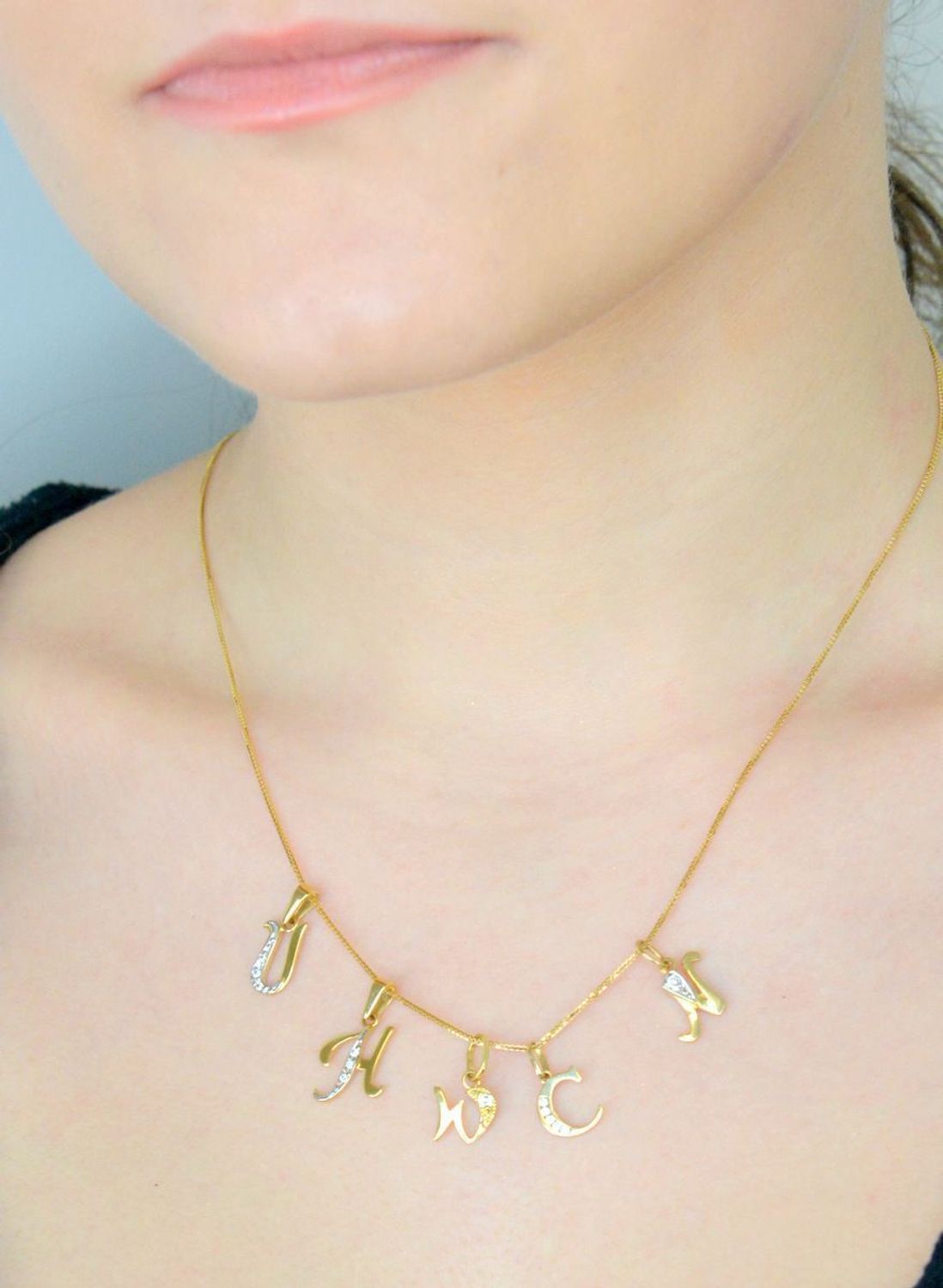 Zawieszka złota literka U, litera U próba 585 DIA-ZAW-0874-585. Złota zawieszka z literką na prezent. Zawieszka serce dla kobiety. Personalizowana zawieszka. Zawieszka z literą.1.jpg