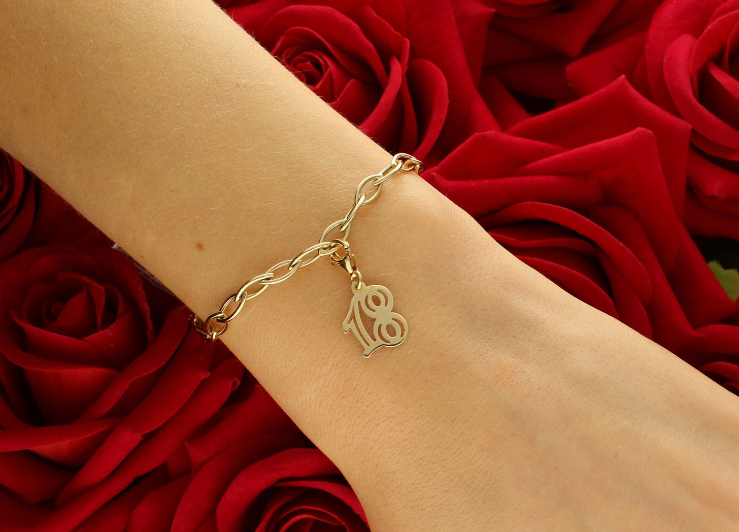 Charms osiemnastka złota pr 585, DIA-ZAW-0881-585 łota zawieszka 585 cyfra osiemnaście charms do bransoletki. Złota zawieszka wykonana z próby złota 585, służąca jako zawieszka do bransoletki. 1.jpg