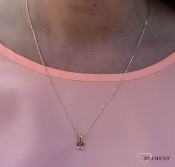 Złota zawieszka 585 czerwony motylek DIA-ZAW-0884-585. Złoty wisiorek w kształcie motylka z czerwoną i białą cyrkonią. Wisiorek o minimalistycznym wzornictwie (1).JPG