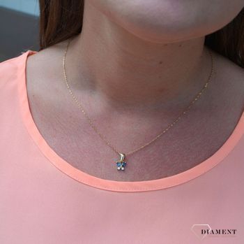 Złota zawieszka 585 motylek niebieski DIA-ZAW-0886-585. Złoty wisiorek w kształcie motylka z niebieską i białą cyrkonią (3).JPG