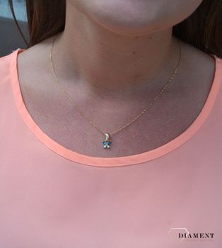 Złota zawieszka 585 motylek niebieski DIA-ZAW-0886-585. Złoty wisiorek w kształcie motylka z niebieską i białą cyrkonią (4).JPG