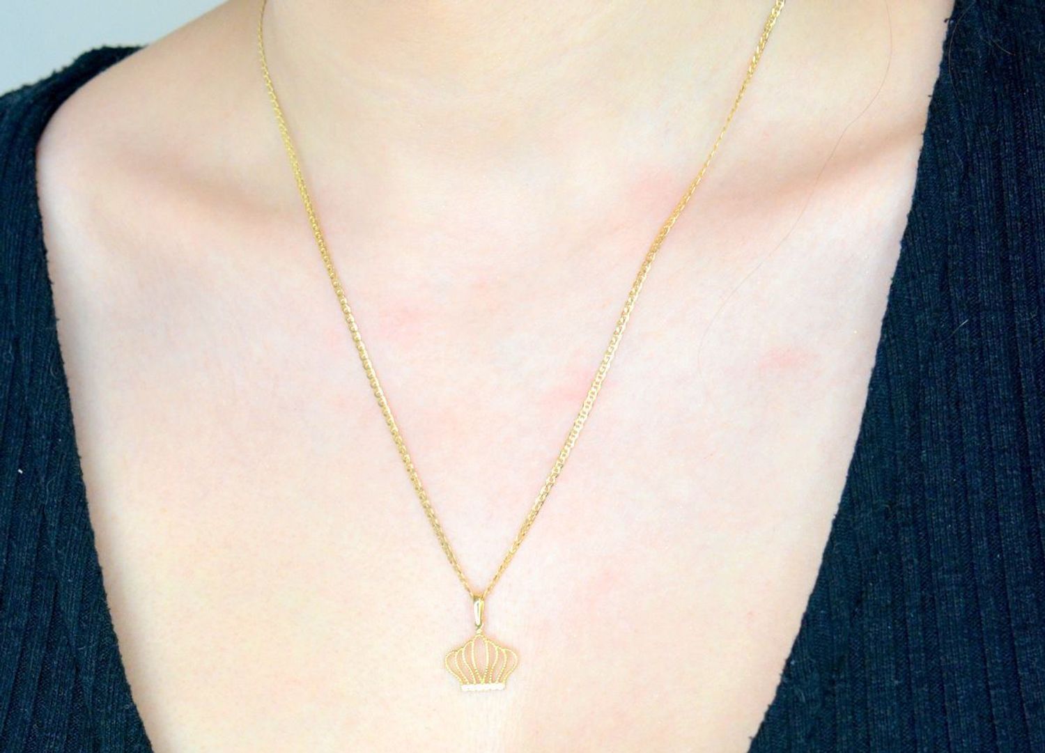 Zawieszka złota Korona z cyrkoniami próba 585 DIA-ZAW-0891-585. Złoty wisiorek z koroną. Złota biżuteria z cyrkoniami. Elegancka zawieszka złota.  Biżuteria na prezent. Biżuteria damska. 1.jpg