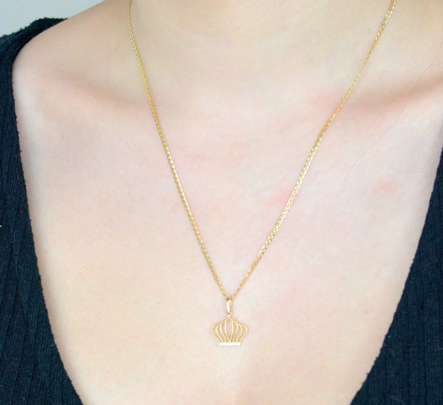 Zawieszka złota Korona z cyrkoniami próba 585 DIA-ZAW-0891-585. Złoty wisiorek z koroną. Złota biżuteria z cyrkoniami. Elegancka zawieszka złota.  Biżuteria na prezent. Biżuteria damska. 1.jpg