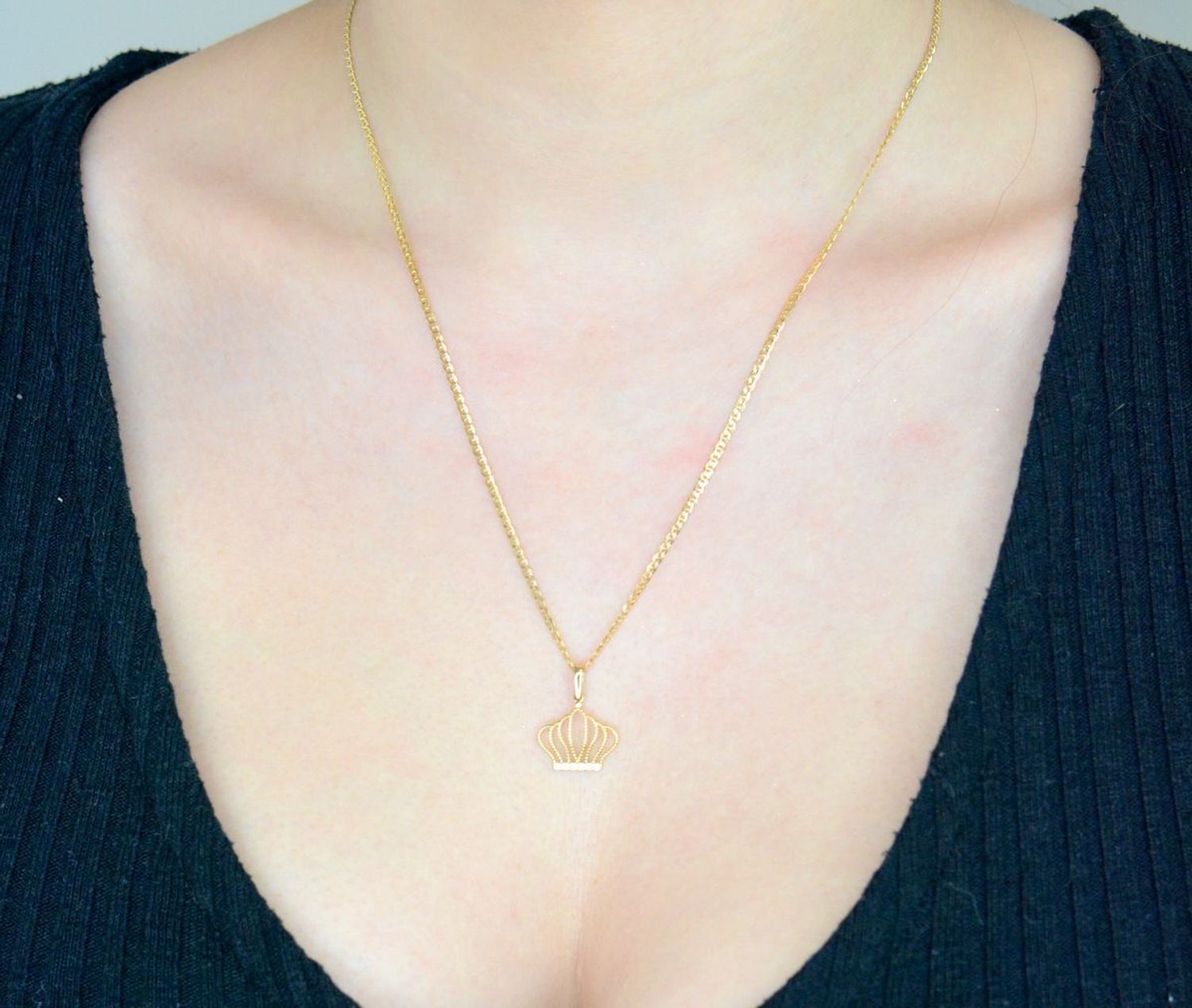 Zawieszka złota Korona z cyrkoniami próba 585 DIA-ZAW-0891-585. Złoty wisiorek z koroną. Złota biżuteria z cyrkoniami. Elegancka zawieszka złota.  Biżuteria na prezent. Biżuteria damska. 1.jpg