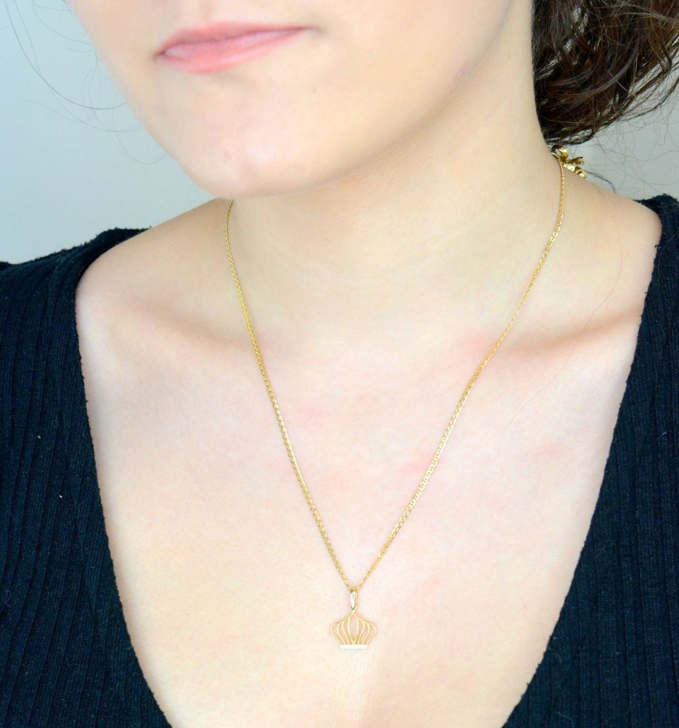 Zawieszka złota Korona z cyrkoniami próba 585 DIA-ZAW-0891-585. Złoty wisiorek z koroną. Złota biżuteria z cyrkoniami. Elegancka zawieszka złota.  Biżuteria na prezent. Biżuteria damska. 1.jpg