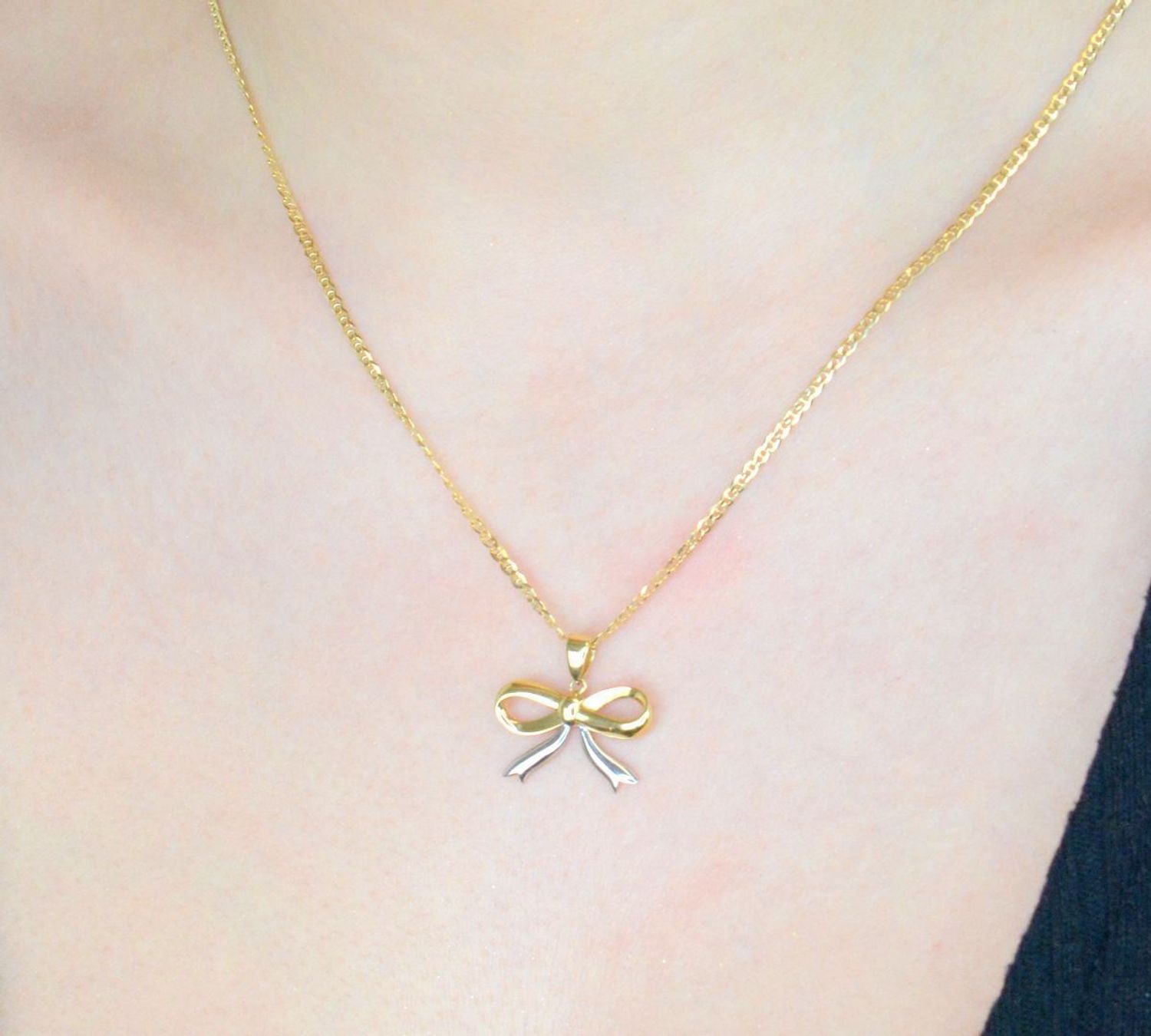 Zawieszka złota kokardka wstążka próba 585 DIA-ZAW-0892-585. Zawieszka kokardka. Modna złota zawieszka Kokardki. Złota zawieszka kokarda. Hit tiktoka. 1.jpg