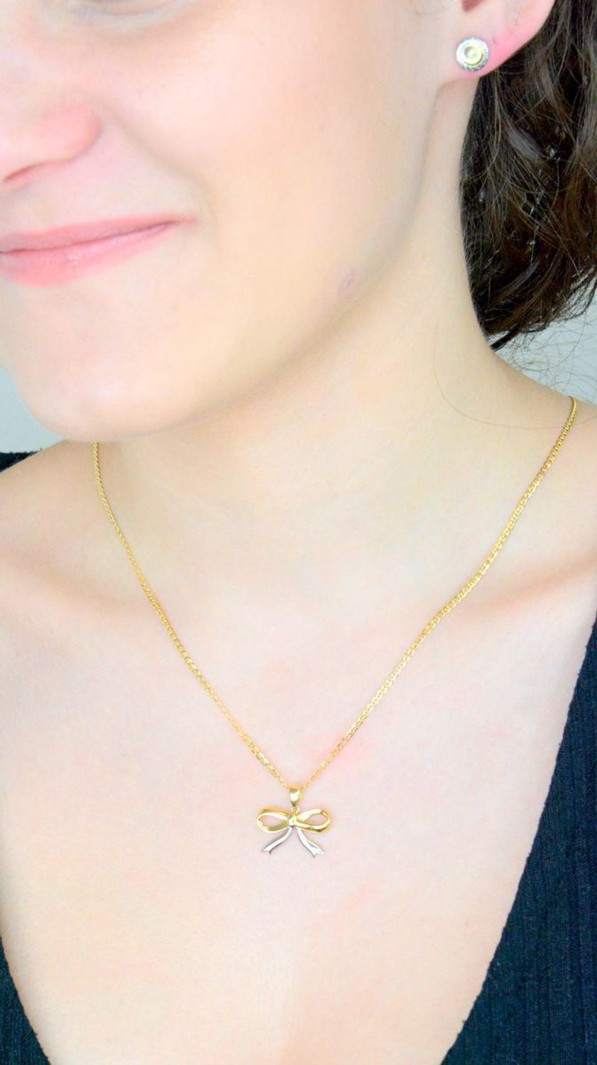 Zawieszka złota kokardka wstążka próba 585 DIA-ZAW-0892-585. Zawieszka kokardka. Modna złota zawieszka Kokardki. Złota zawieszka kokarda. Hit tiktoka. 1.jpg