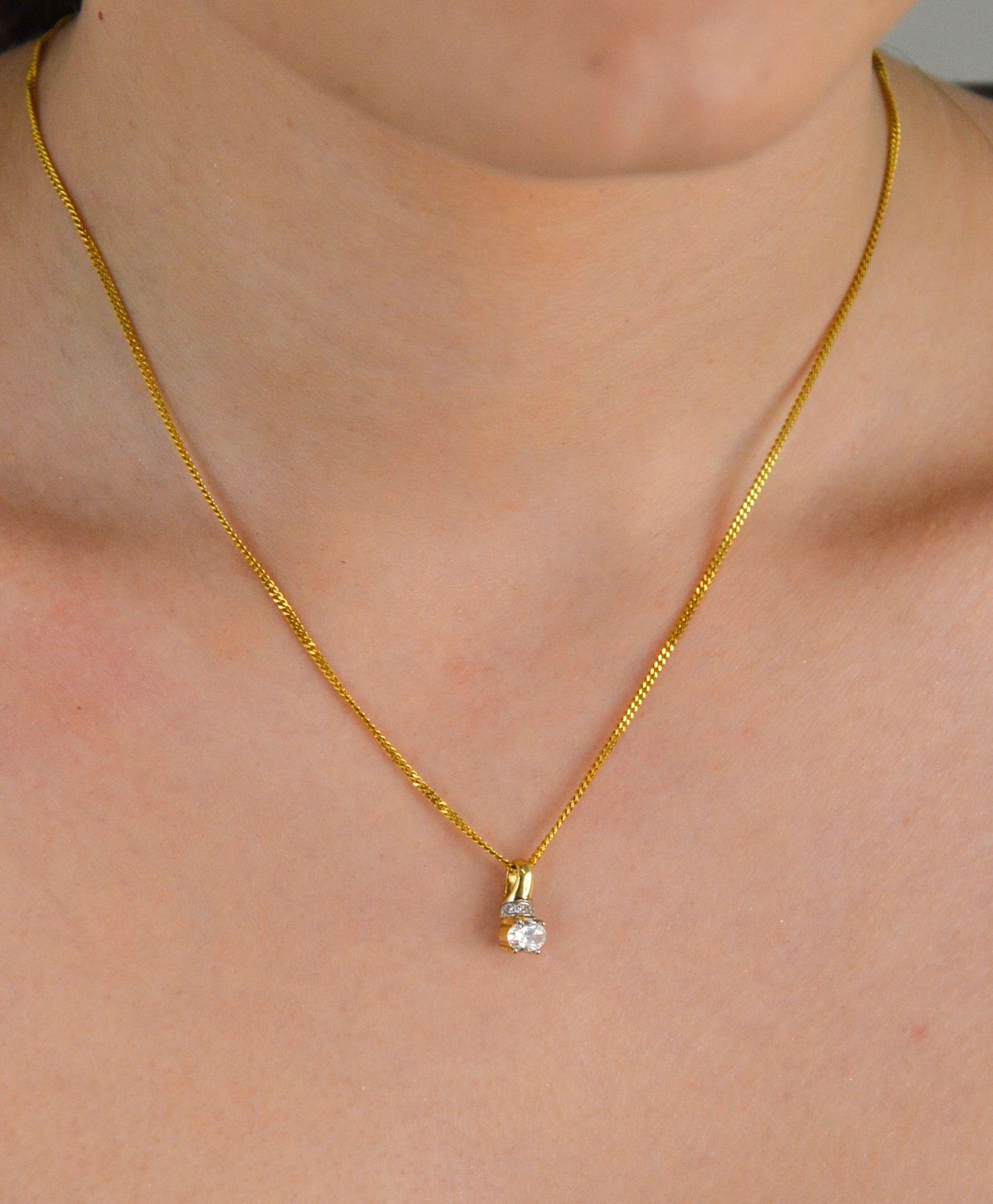 Zawieszka złota z cyrkonią pr 585, DIA-ZAW-0896-585 Wisiorek został wykonany z wysokiej jakości złota próby 585. Złoto to jeden z najpopularniejszych kruszców, cenione przez kobiety na całym 1.jpg