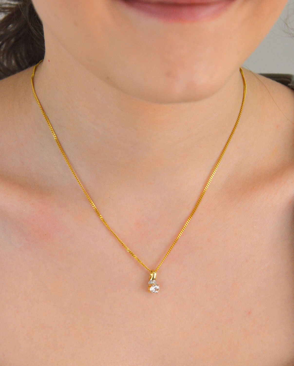 Zawieszka złota z cyrkonią pr 585, DIA-ZAW-0896-585 Wisiorek został wykonany z wysokiej jakości złota próby 585. Złoto to jeden z najpopularniejszych kruszców, cenione przez kobiety na całym 1.jpg