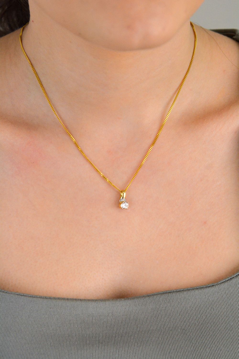 Zawieszka złota z cyrkonią pr 585, DIA-ZAW-0896-585 Wisiorek został wykonany z wysokiej jakości złota próby 585. Złoto to jeden z najpopularniejszych kruszców, cenione przez kobiety na całym 1.jpg