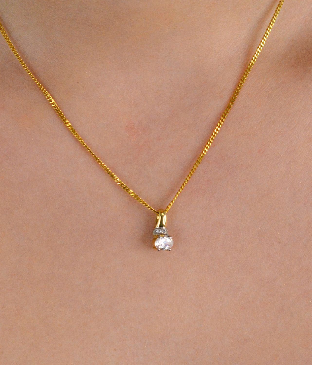 Zawieszka złota z cyrkonią pr 585, DIA-ZAW-0896-585 Wisiorek został wykonany z wysokiej jakości złota próby 585. Złoto to jeden z najpopularniejszych kruszców, cenione przez kobiety na całym 1.jpg