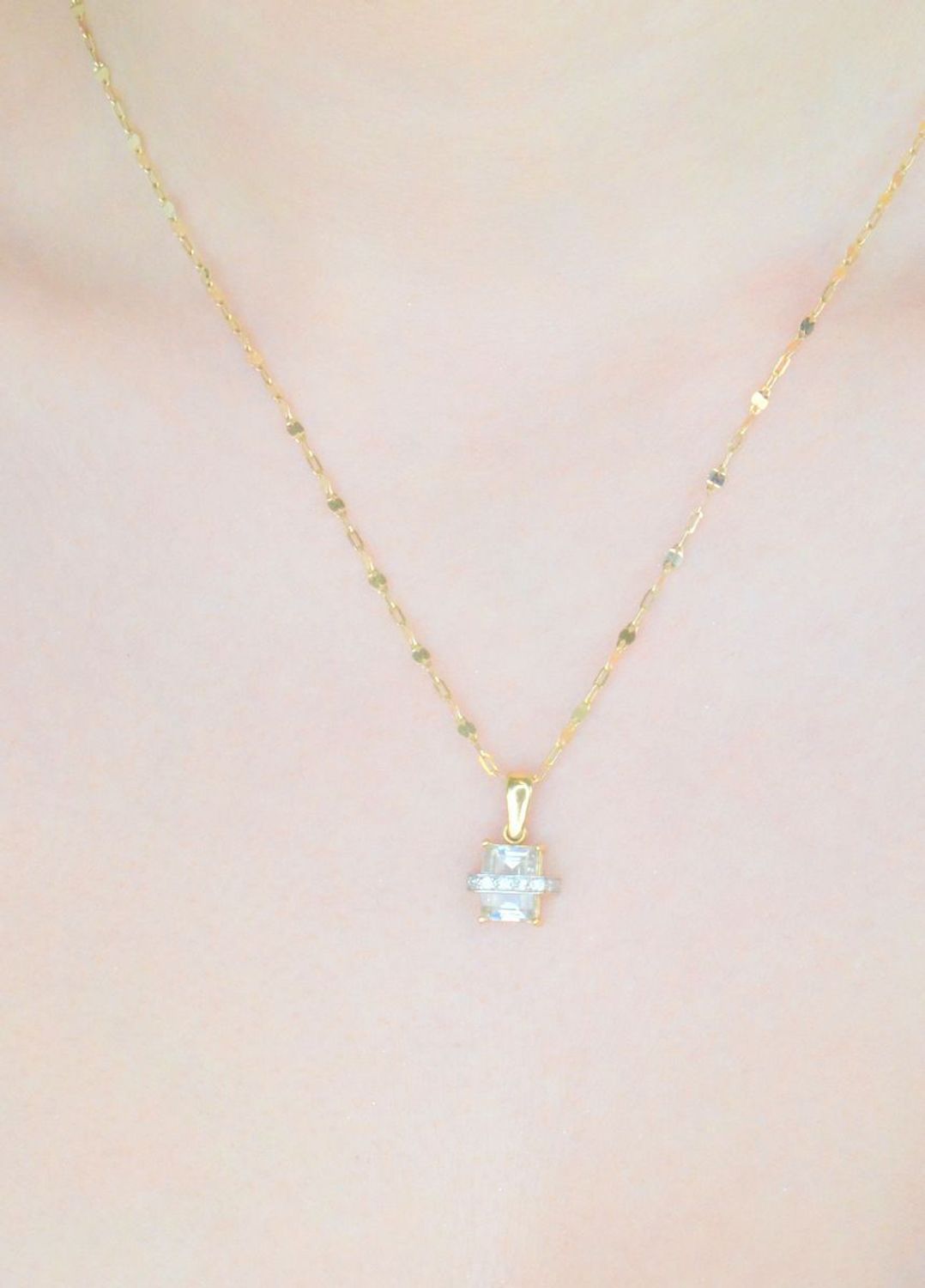 Zawieszka złota prostokątna cyrkonia, próba 585 DIA-ZAW-0897-585.  Zawieszka z cyrkoniami. Modna złota zawieszka z cyrkonią. Złota zawieszka z cyrkonią. Biżuteria na prezent. Biżuteria damska. 11.jpg