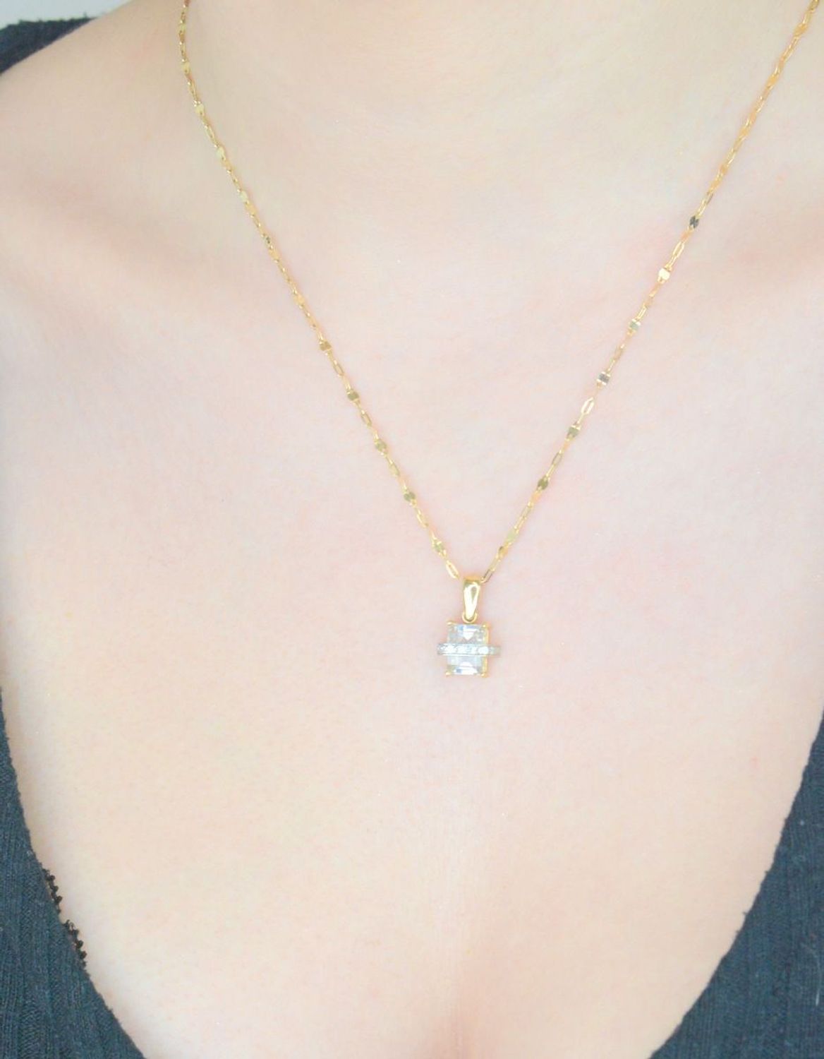 Zawieszka złota prostokątna cyrkonia, próba 585 DIA-ZAW-0897-585.  Zawieszka z cyrkoniami. Modna złota zawieszka z cyrkonią. Złota zawieszka z cyrkonią. Biżuteria na prezent. Biżuteria damska. 11.jpg