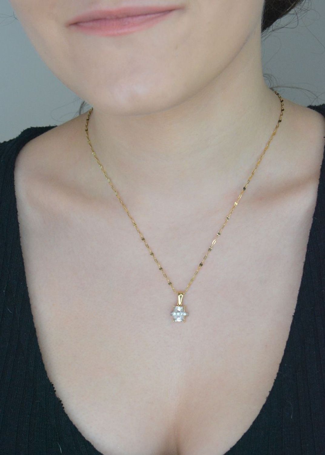 Zawieszka złota prostokątna cyrkonia, próba 585 DIA-ZAW-0897-585.  Zawieszka z cyrkoniami. Modna złota zawieszka z cyrkonią. Złota zawieszka z cyrkonią. Biżuteria na prezent. Biżuteria damska. 11.jpg