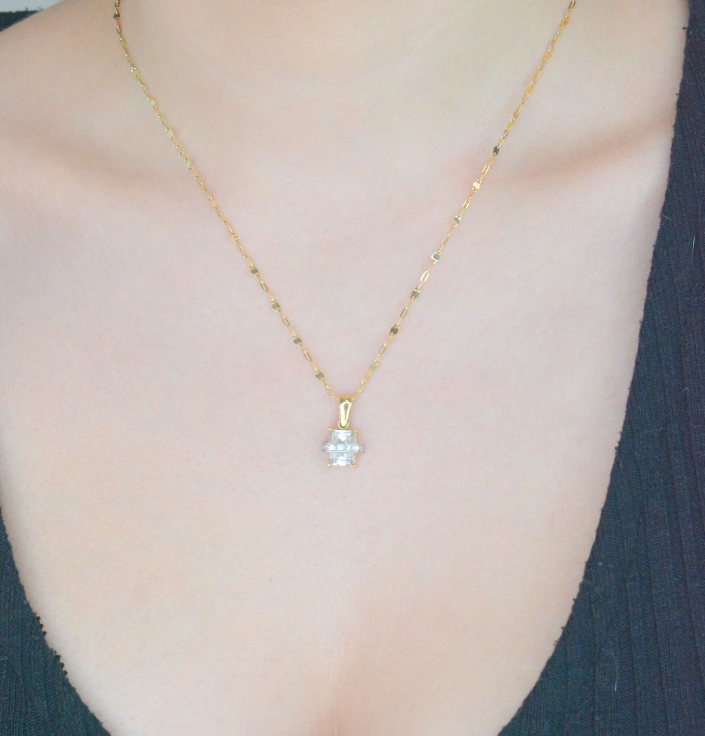 Zawieszka złota prostokątna cyrkonia, próba 585 DIA-ZAW-0897-585.  Zawieszka z cyrkoniami. Modna złota zawieszka z cyrkonią. Złota zawieszka z cyrkonią. Biżuteria na prezent. Biżuteria damska. 11.jpg