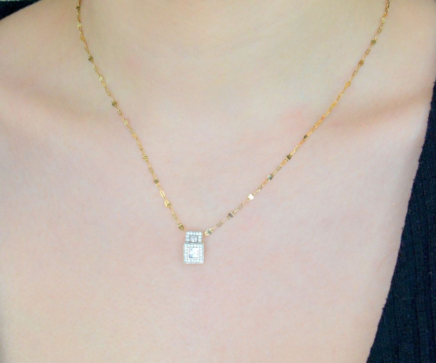 Zawieszka złota kwadraciki w cyrkoniach próba 585 DIA-ZAW-0898-585. Modna złota zawieszka kwadraciki. Złota zawieszka z cyrkoniami. Biżuteria na prezent. Biżuteria damska. Złote akcesoria. Modna 1.jpg