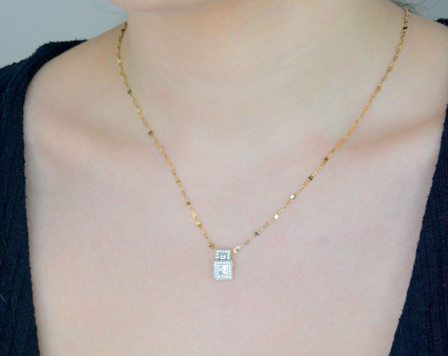 Zawieszka złota kwadraciki w cyrkoniach próba 585 DIA-ZAW-0898-585. Modna złota zawieszka kwadraciki. Złota zawieszka z cyrkoniami. Biżuteria na prezent. Biżuteria damska. Złote akcesoria. Modna 1.jpg