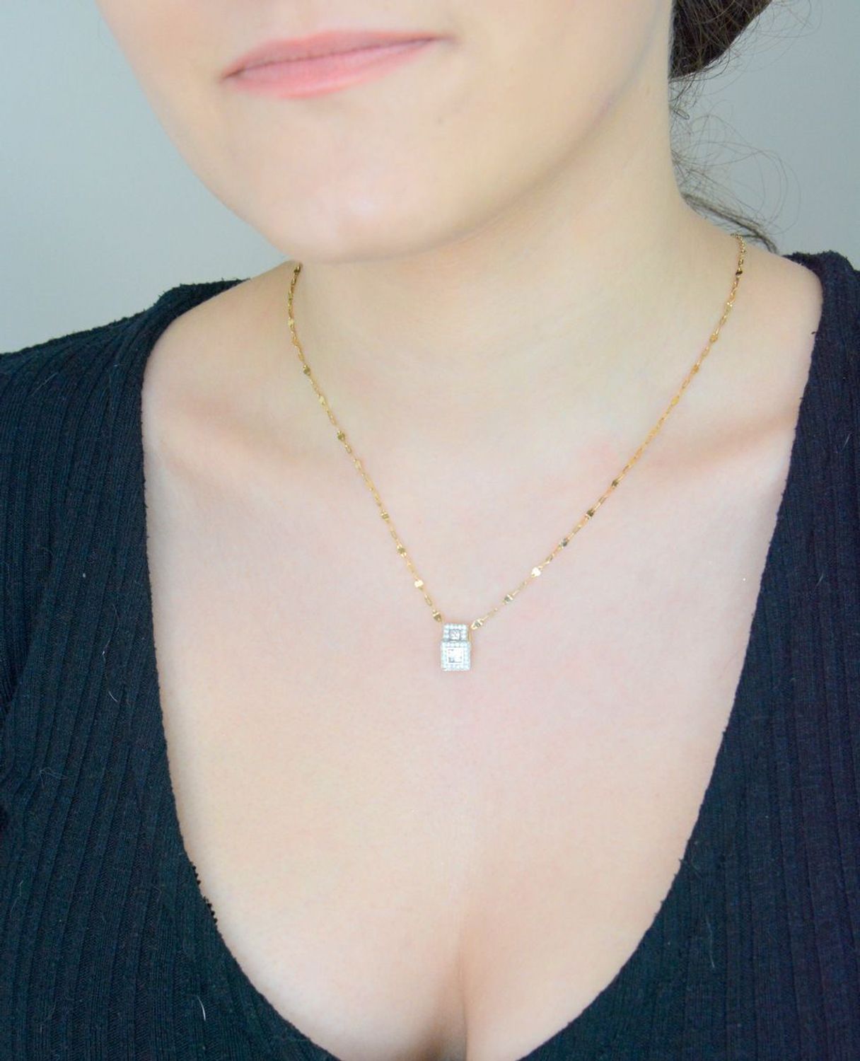 Zawieszka złota kwadraciki w cyrkoniach próba 585 DIA-ZAW-0898-585. Modna złota zawieszka kwadraciki. Złota zawieszka z cyrkoniami. Biżuteria na prezent. Biżuteria damska. Złote akcesoria. Modna 1.jpg