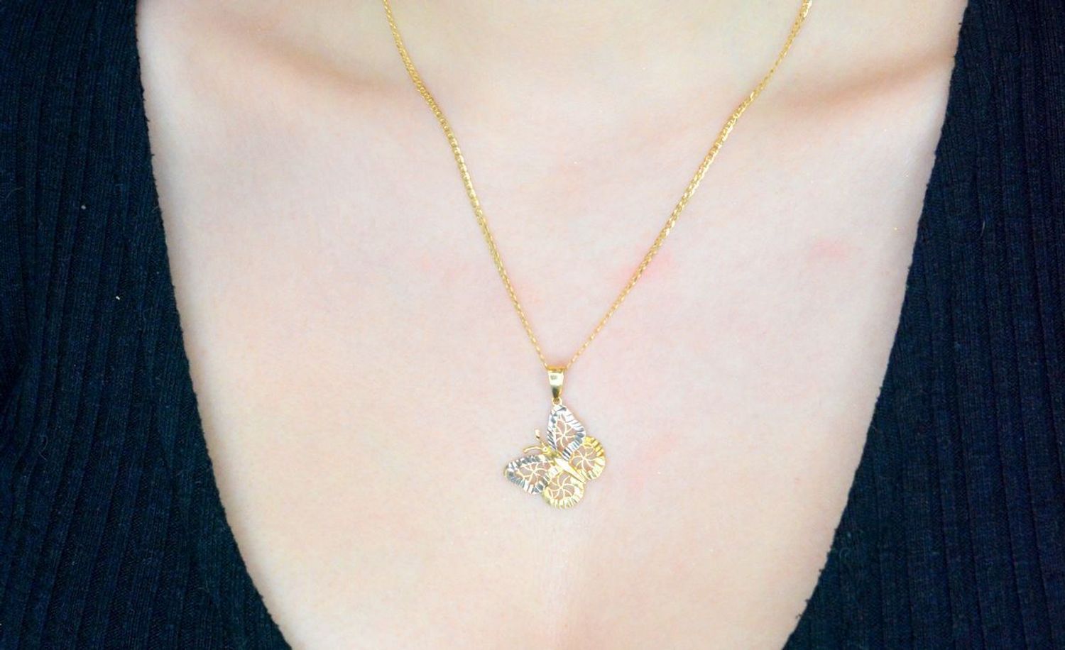 Zawieszka złota ażurowy Motyl, próba 585 DIA-ZAW-0901-585. Złoty wisiorek z motylem. Złota biżuteria bez cyrkonii. Elegancka zawieszka złota.  Biżuteria na prezent. 11.jpg