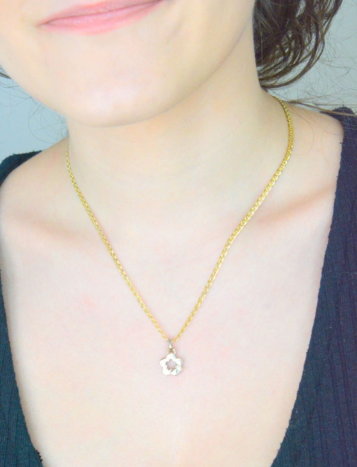 Zawieszka kwiatek i serce białe złoto nierodowane próba 585 DIA-ZAW-0905-585. Złoty wisiorek został wykonany z wysokiej jakości złota próby 585. Zawieszka złota dla dziewczynki. 1.jpg