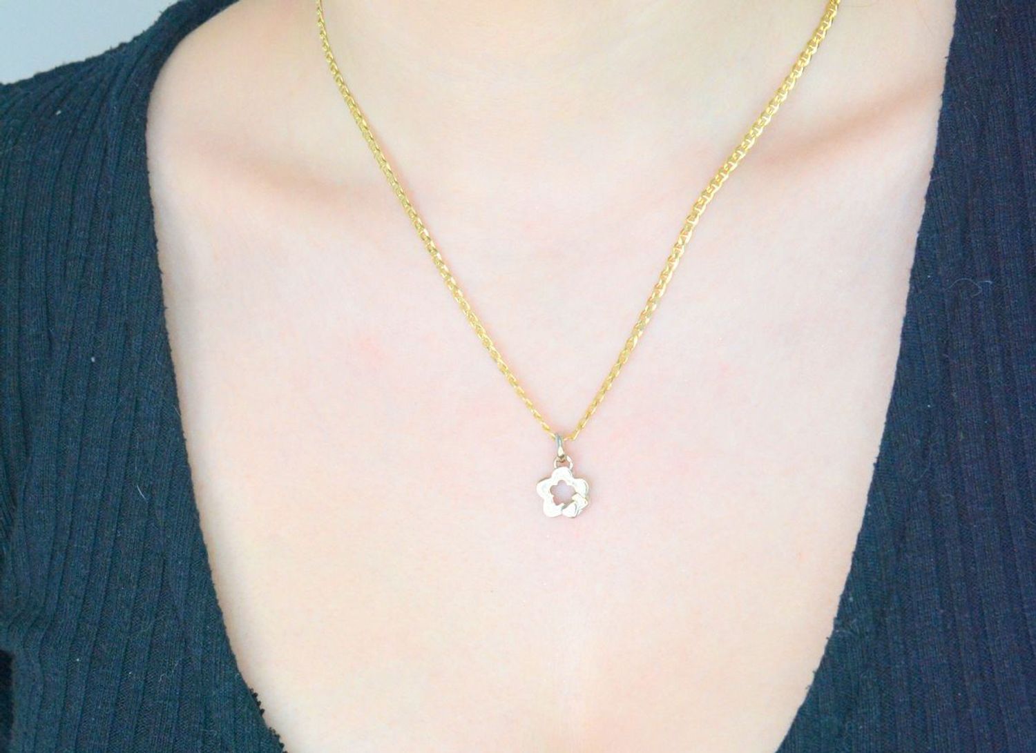 Zawieszka kwiatek i serce białe złoto nierodowane próba 585 DIA-ZAW-0905-585. Złoty wisiorek został wykonany z wysokiej jakości złota próby 585. Zawieszka złota dla dziewczynki. 1.jpg