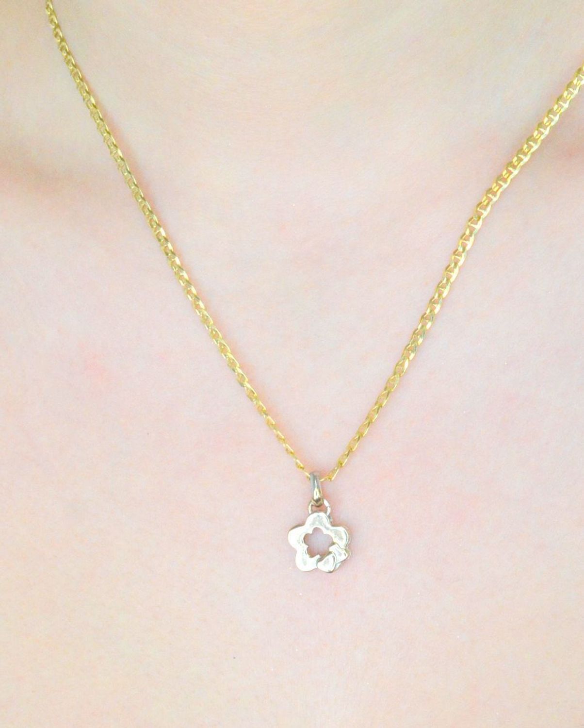 Zawieszka kwiatek i serce białe złoto nierodowane próba 585 DIA-ZAW-0905-585. Złoty wisiorek został wykonany z wysokiej jakości złota próby 585. Zawieszka złota dla dziewczynki. 1.jpg