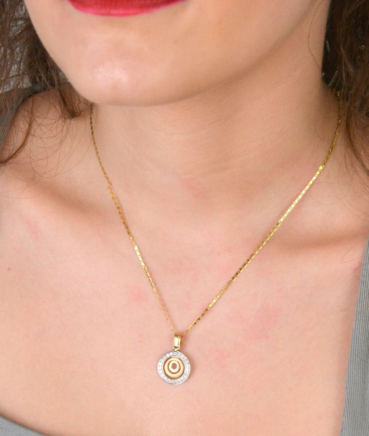 Zawieszka złota okrągła z cyrkoniami pr 585, DIA-ZAW-0906-585 Wisiorek został wykonany z wysokiej jakości złota próby 585. Złoto to jeden z najpopularniejszych kruszców, cenione 2.jpg