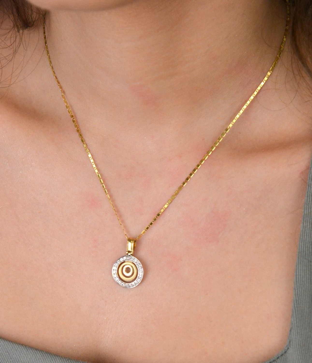 Zawieszka złota okrągła z cyrkoniami pr 585, DIA-ZAW-0906-585 Wisiorek został wykonany z wysokiej jakości złota próby 585. Złoto to jeden z najpopularniejszych kruszców, cenione 2.jpg