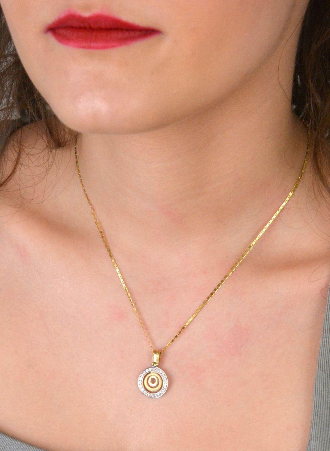 Zawieszka złota okrągła z cyrkoniami pr 585, DIA-ZAW-0906-585 Wisiorek został wykonany z wysokiej jakości złota próby 585. Złoto to jeden z najpopularniejszych kruszców, cenione 2.jpg