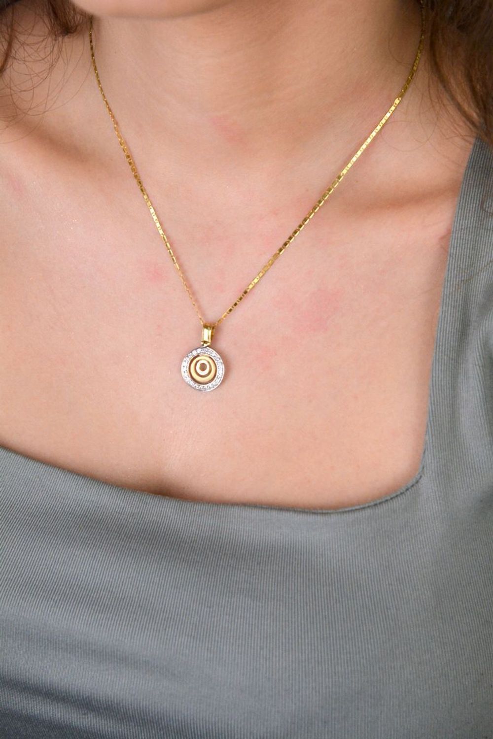 Zawieszka złota okrągła z cyrkoniami pr 585, DIA-ZAW-0906-585 Wisiorek został wykonany z wysokiej jakości złota próby 585. Złoto to jeden z najpopularniejszych kruszców, cenione 2.jpg