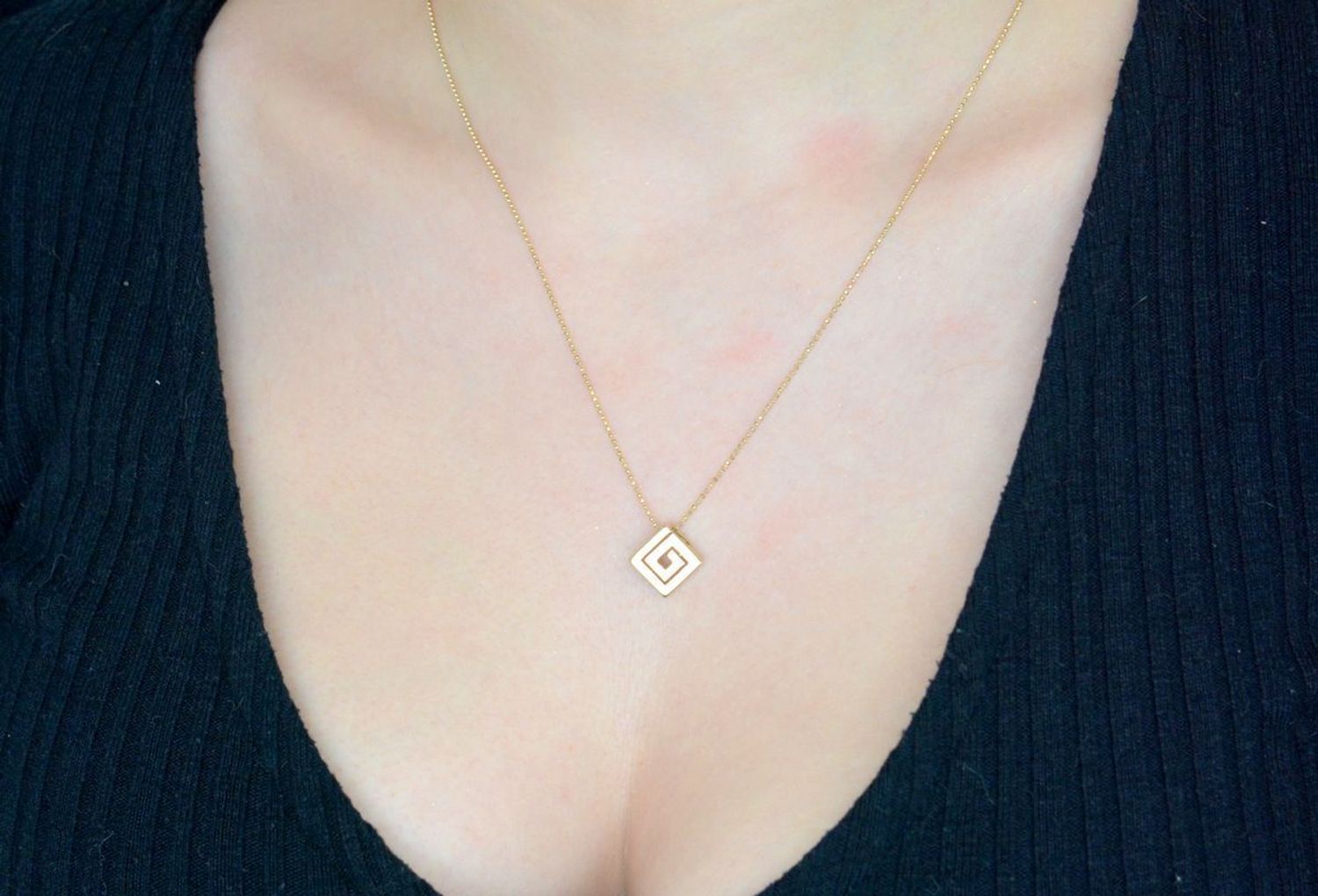 Zawieszka złota grecki klucz, próba 585 DIA-ZAW-0909-585. Złoty wisior grecki wzór. Modna złota zawieszka z greckim kluczem. Złota zawieszka delikatna. Biżuteria na prezent. Biżuteria damska. 1.jpg