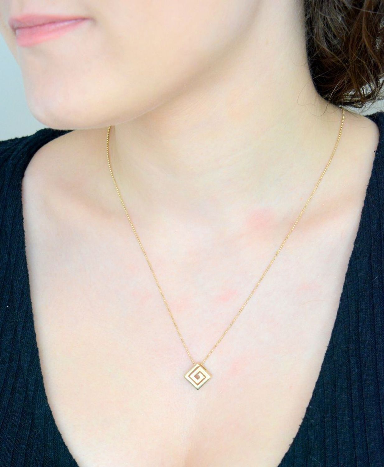 Zawieszka złota grecki klucz, próba 585 DIA-ZAW-0909-585. Złoty wisior grecki wzór. Modna złota zawieszka z greckim kluczem. Złota zawieszka delikatna. Biżuteria na prezent. Biżuteria damska. 1.jpg