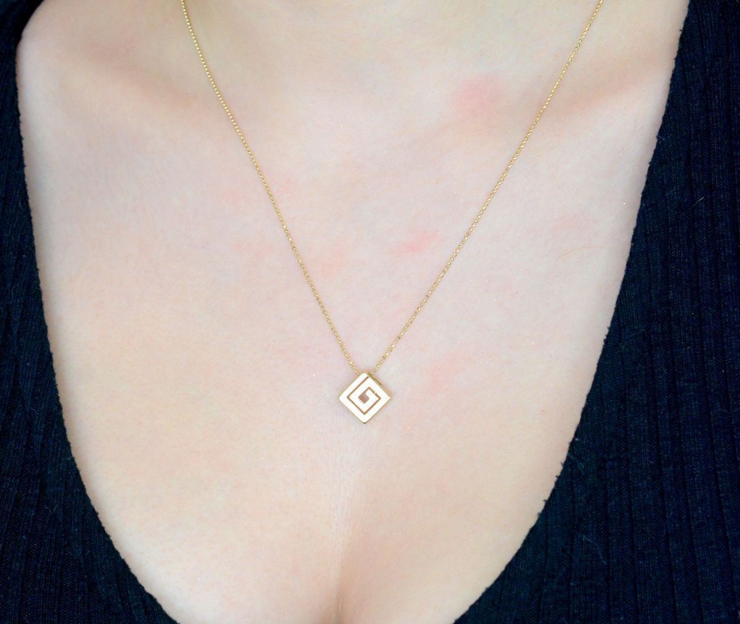 Zawieszka złota grecki klucz, próba 585 DIA-ZAW-0909-585. Złoty wisior grecki wzór. Modna złota zawieszka z greckim kluczem. Złota zawieszka delikatna. Biżuteria na prezent. Biżuteria damska. 1.jpg