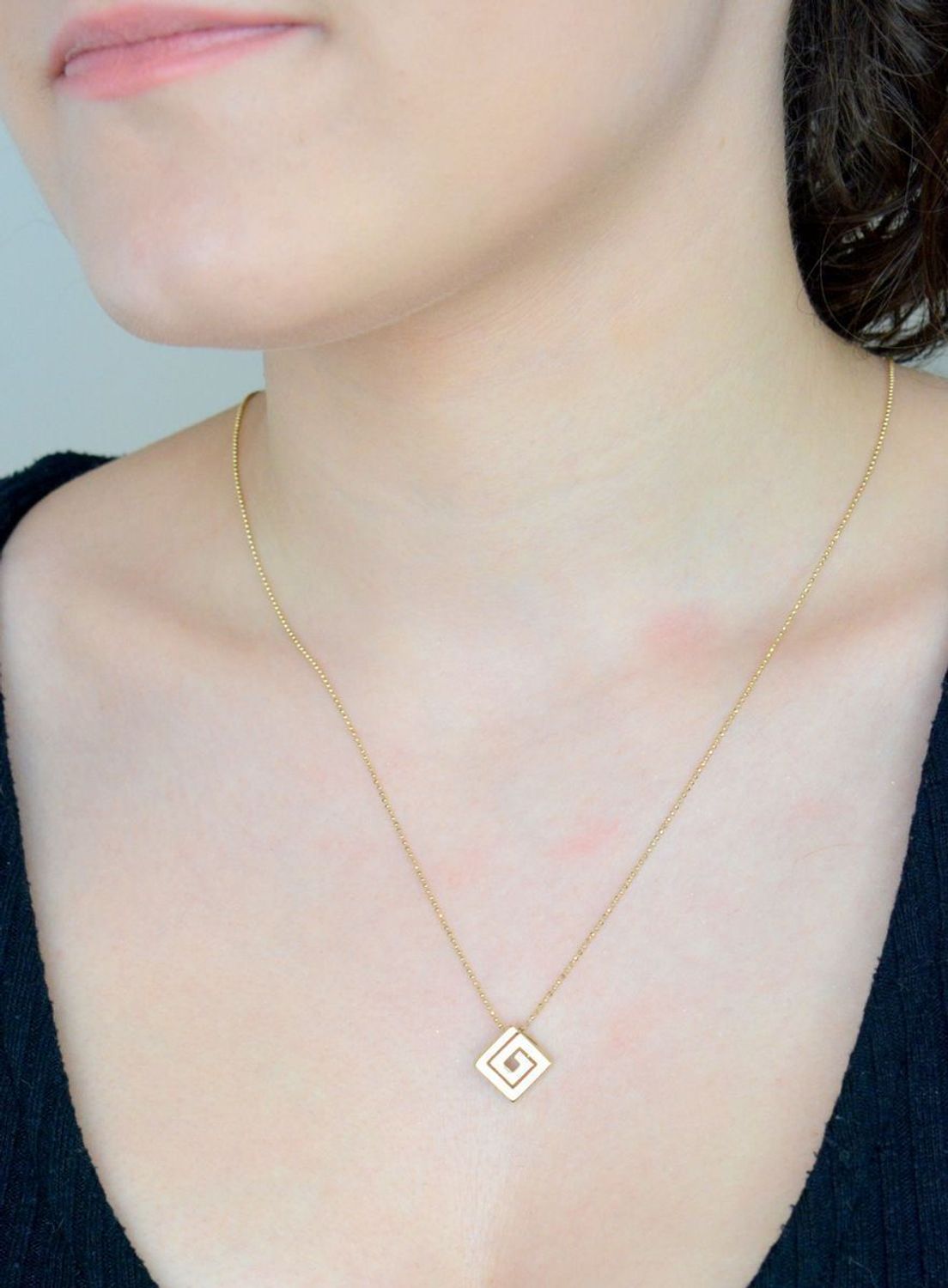 Zawieszka złota grecki klucz, próba 585 DIA-ZAW-0909-585. Złoty wisior grecki wzór. Modna złota zawieszka z greckim kluczem. Złota zawieszka delikatna. Biżuteria na prezent. Biżuteria damska. 1.jpg