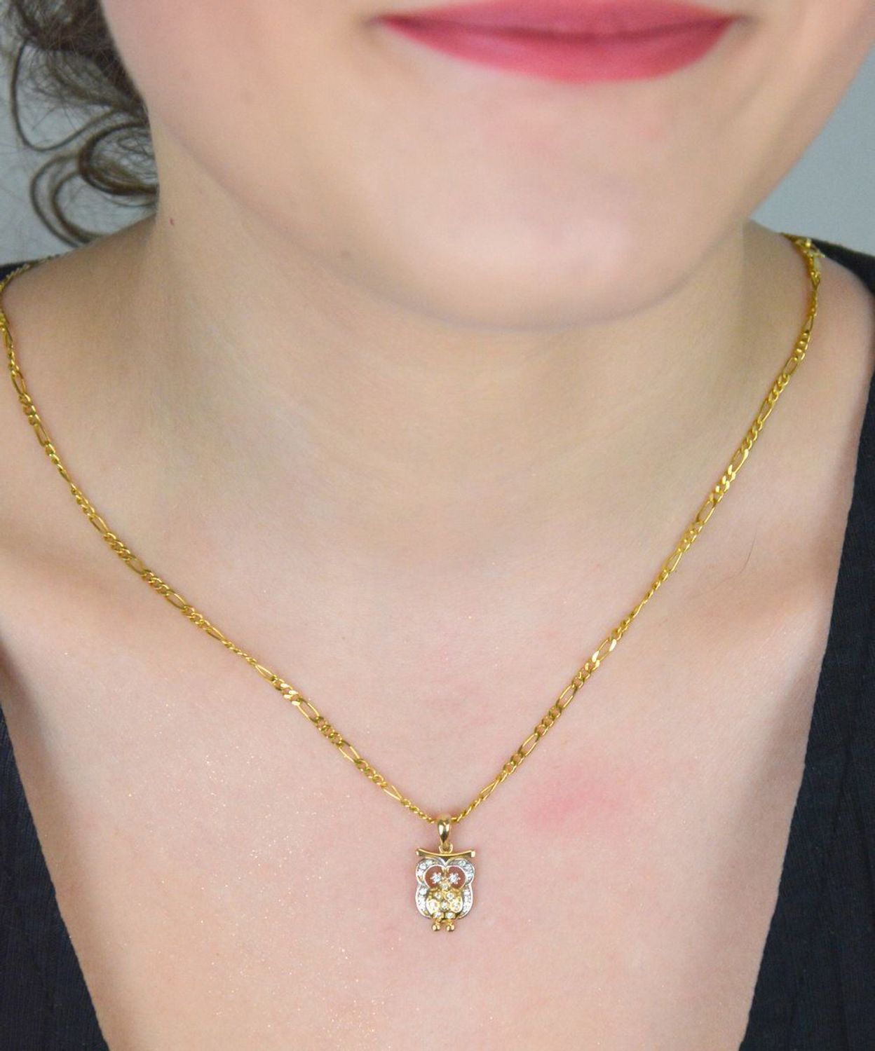 Zawieszka złota sowa z cyrkoniami pr 585, DIA-ZAW-0910-585 Wisiorek został wykonany z wysokiej jakości złota próby 585. Złoto to jeden z najpopularniejszych kruszców, cenione przez kobiety1.jpg