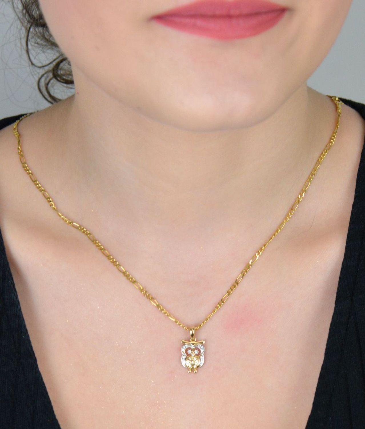 Zawieszka złota sowa z cyrkoniami pr 585, DIA-ZAW-0910-585 Wisiorek został wykonany z wysokiej jakości złota próby 585. Złoto to jeden z najpopularniejszych kruszców, cenione przez kobiety1.jpg